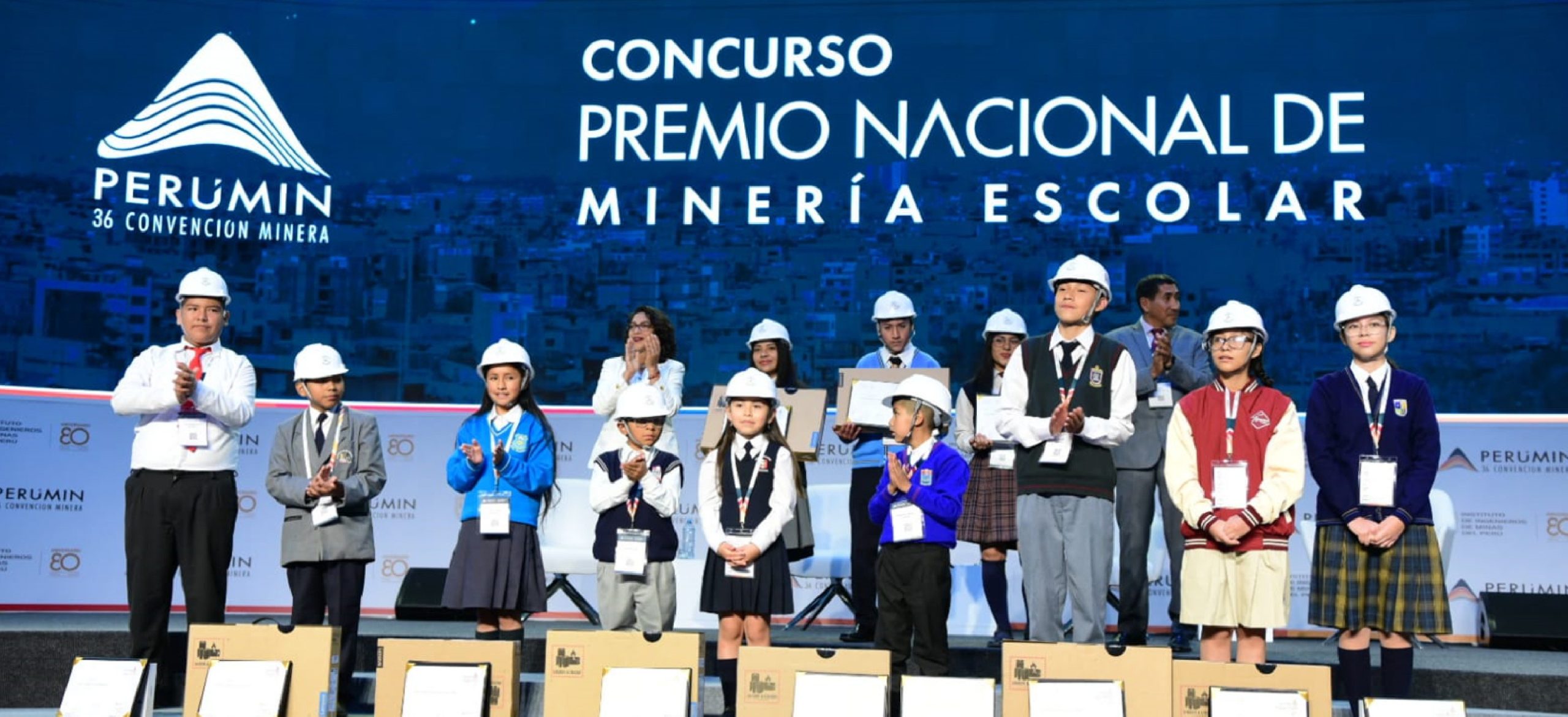 Doce escolares de nueve regiones reciben Premio Nacional de Minería Escolar