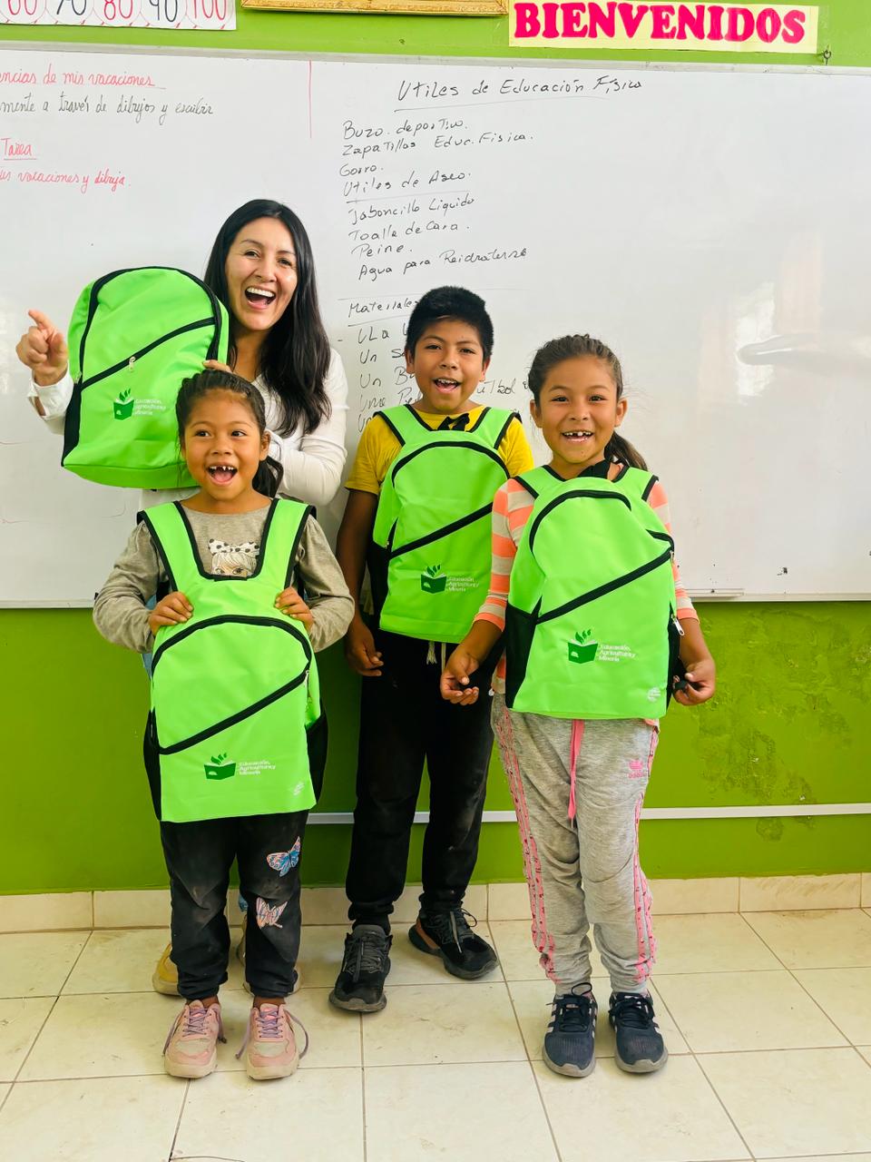 Niños y jóvenes recibieron Kit Escolar durante la primera semana de retorno a clases