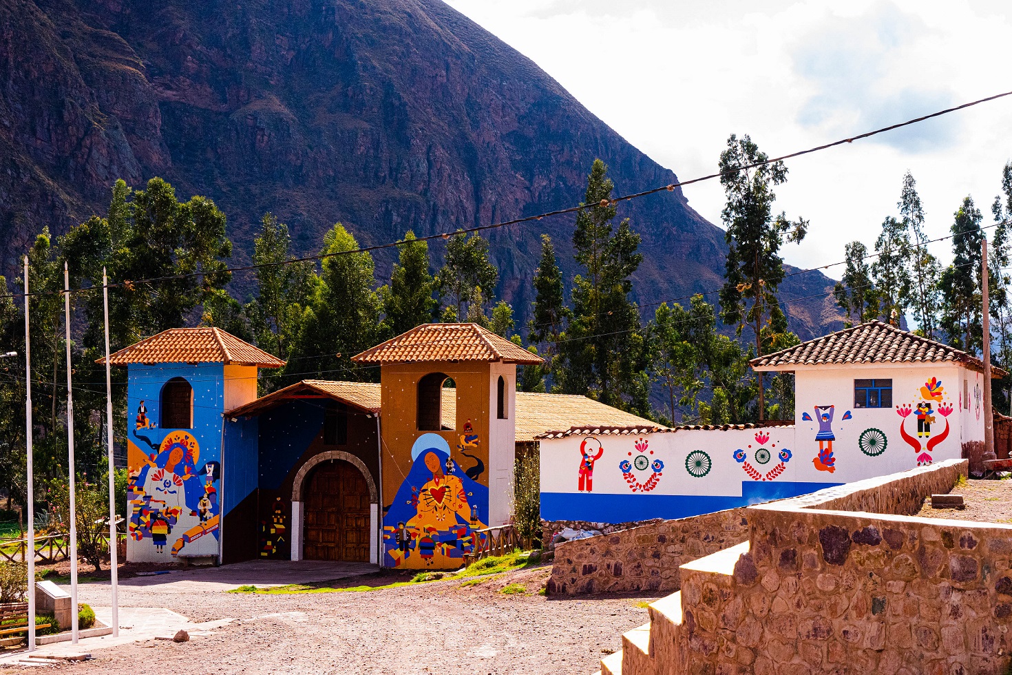 Ollantaytambo: murales artísticos en Pachar, pueblo mural de cultura y tradición