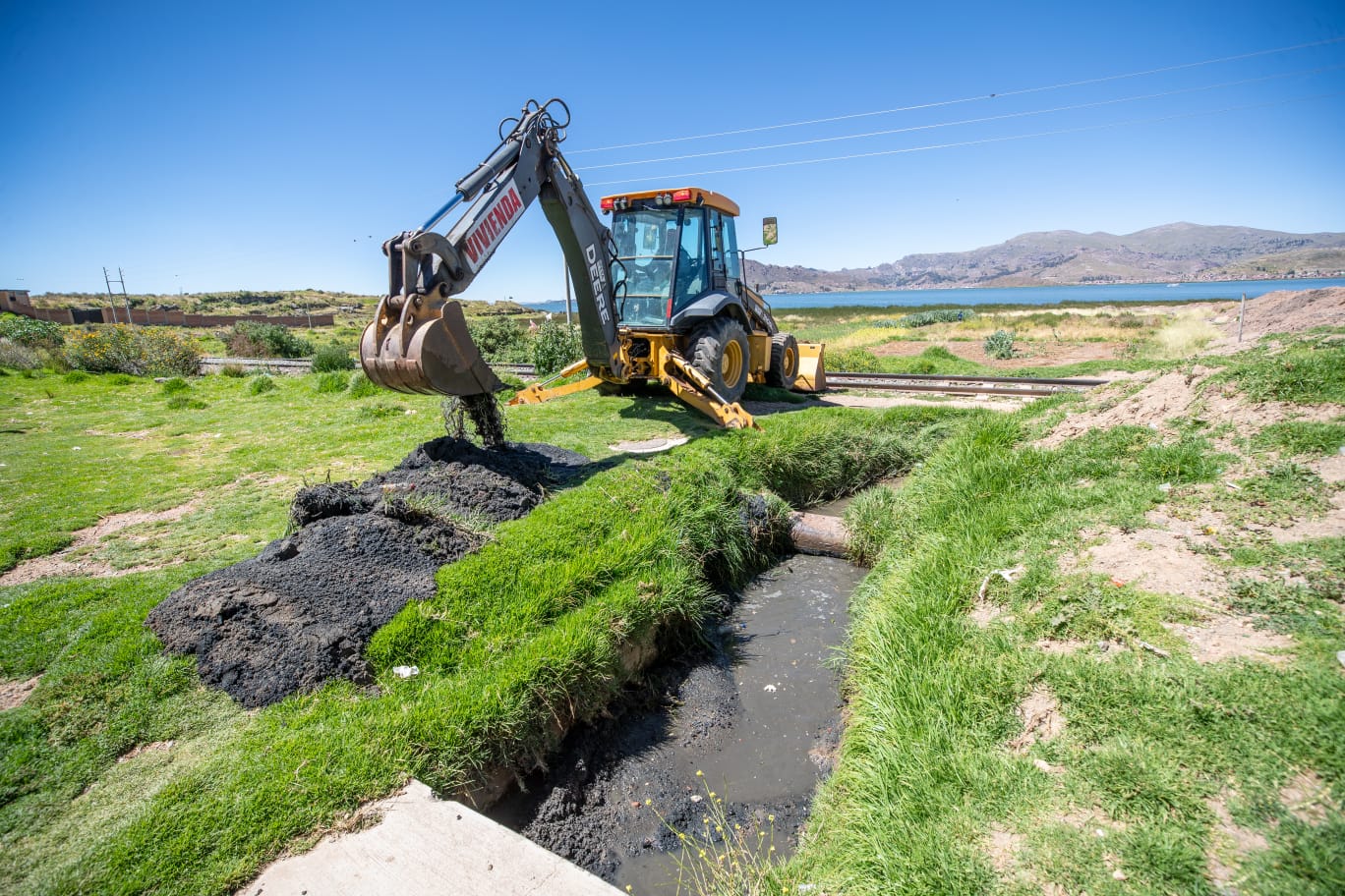 ¡Mejorarán entorno del Lago Titicaca! Ministerio de Vivienda inicia limpieza de 11 canales afluentes