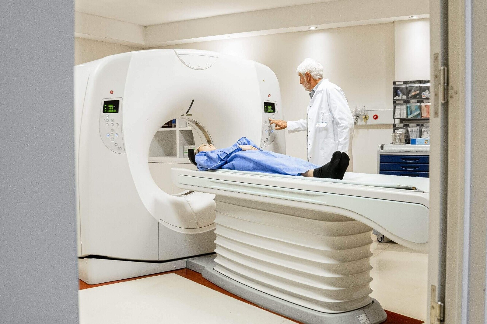 Falta de tomógrafos impide detección temprana de cáncer de mama en regiones