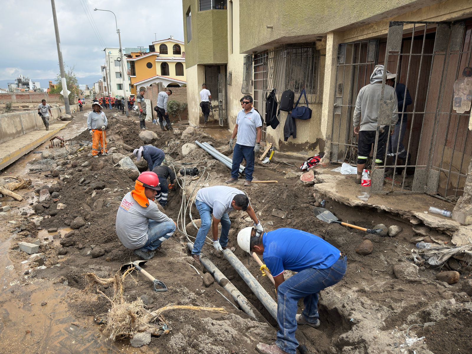 Claro Perú trabaja ininterrumpidamente para restablecer los servicios y mantener comunicadas y unidas a las familias en Arequipa