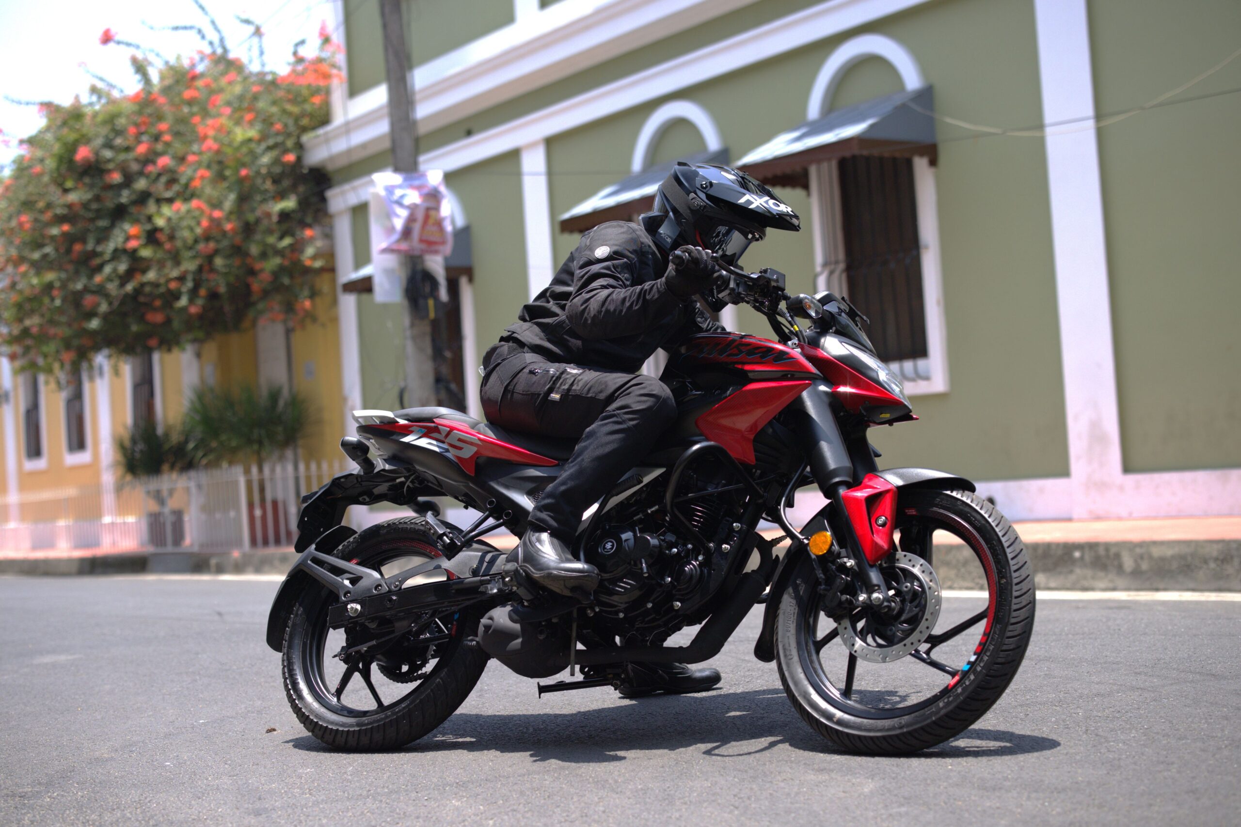 ¿Cansado del tráfico? Conoce la moto funcional y eficiente que se adapta al ritmo de la ciudad