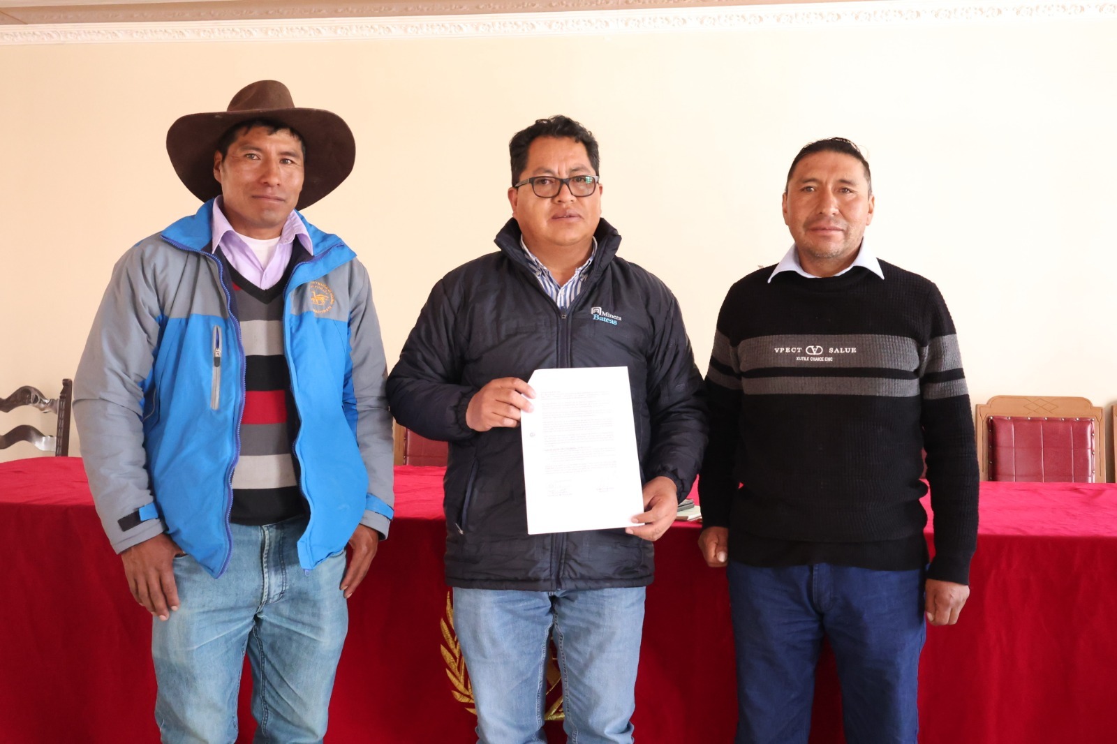 Minera Bateas y otras empresas firman convenio con la Municipalidad de Caylloma para mantenimiento de vías