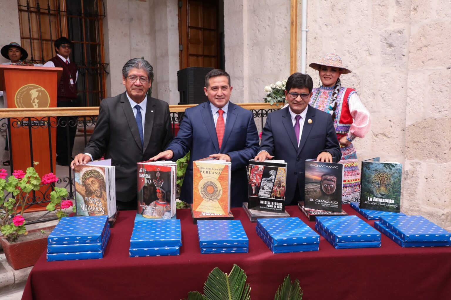 BCP dona libros de su Fondo Editorial a La Biblioteca Regional Mario ...