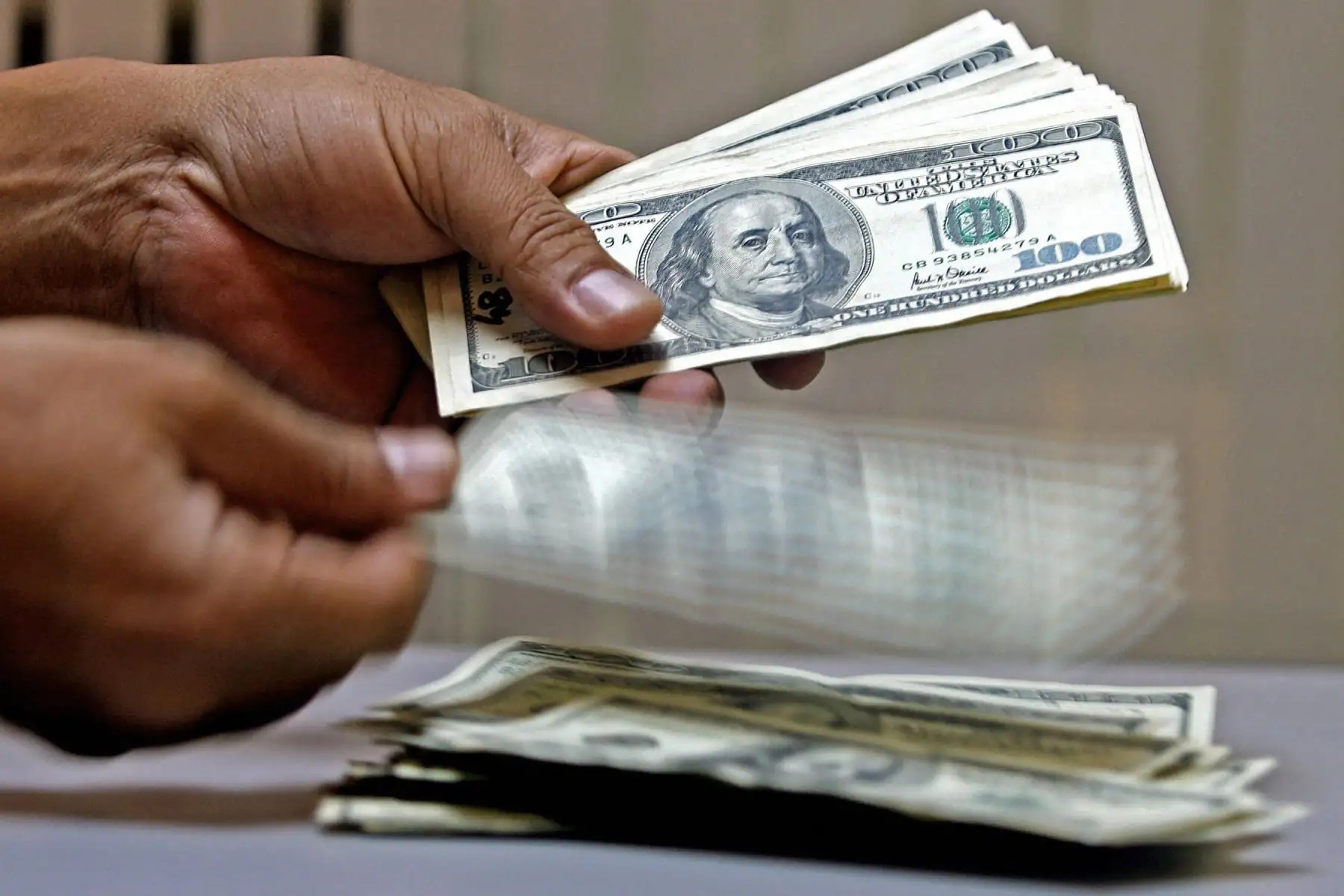 Ahorro en dólares: cuándo sí te conviene guardar tu dinero en esta moneda
