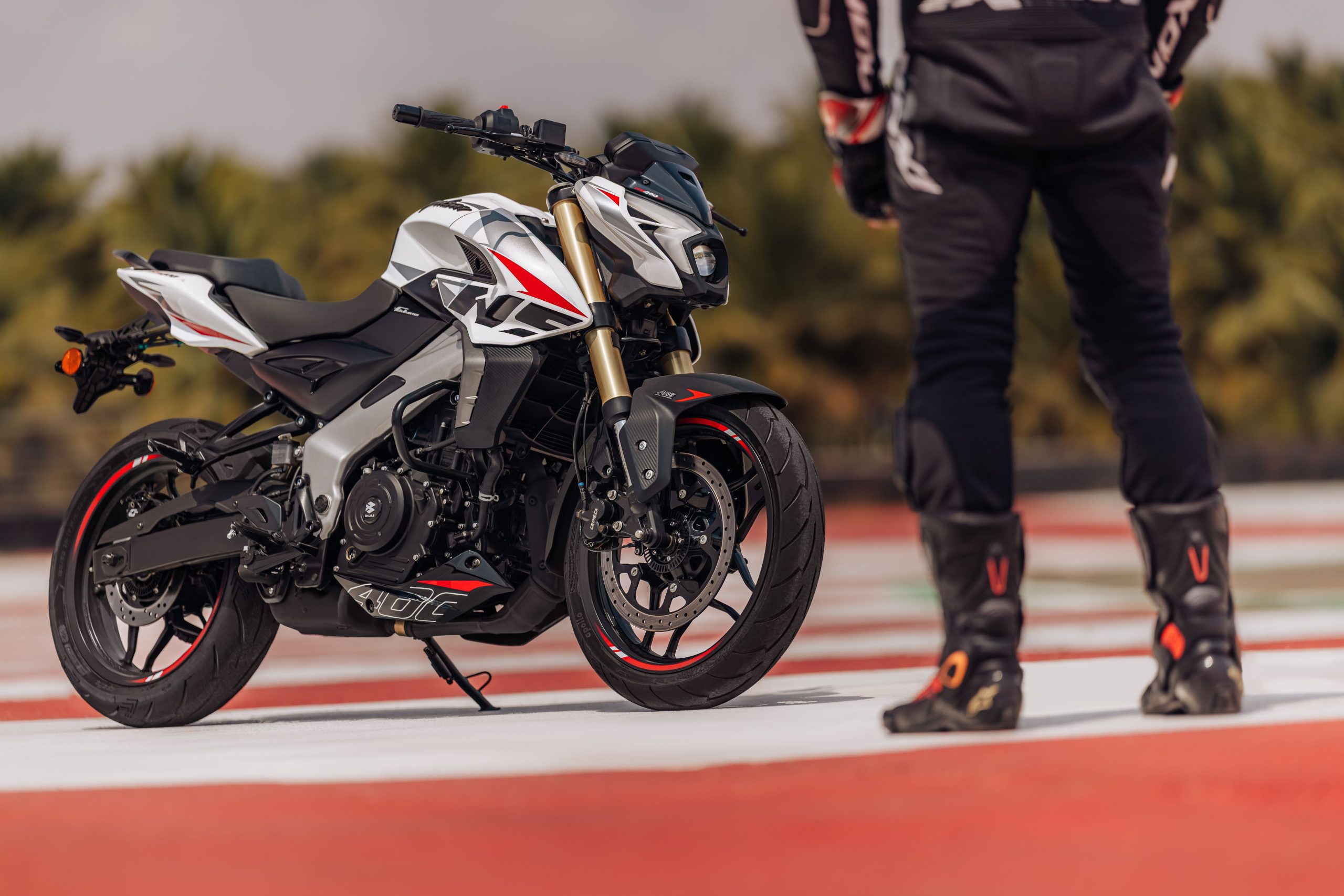 La nueva Pulsar NS400Z eleva la experiencia de manejo con tecnología avanzada y modos de conducción inteligentes