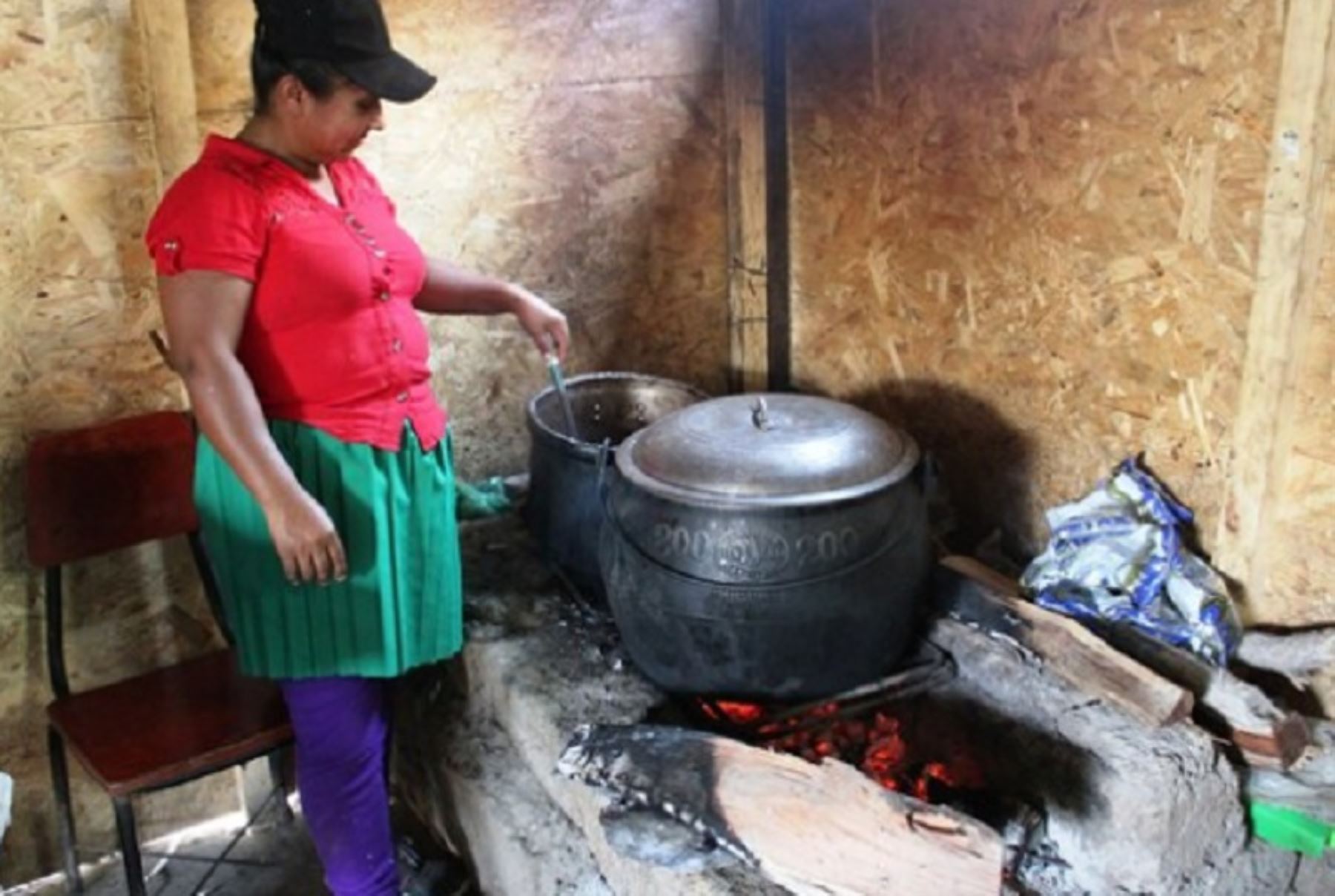Energía limpia y salud pública: más del 20% de hogares rurales aún cocina con leña