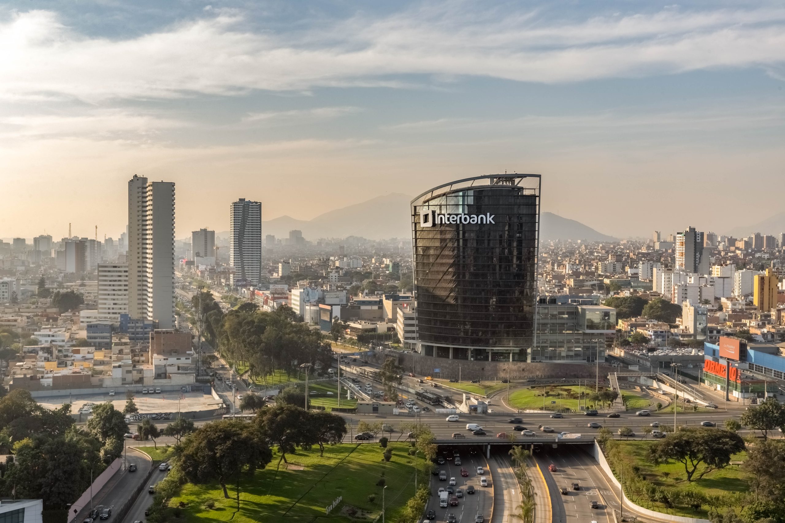 Interbank firma acuerdo con Anthropic para fortalecer el uso de inteligencia artificial en el banco