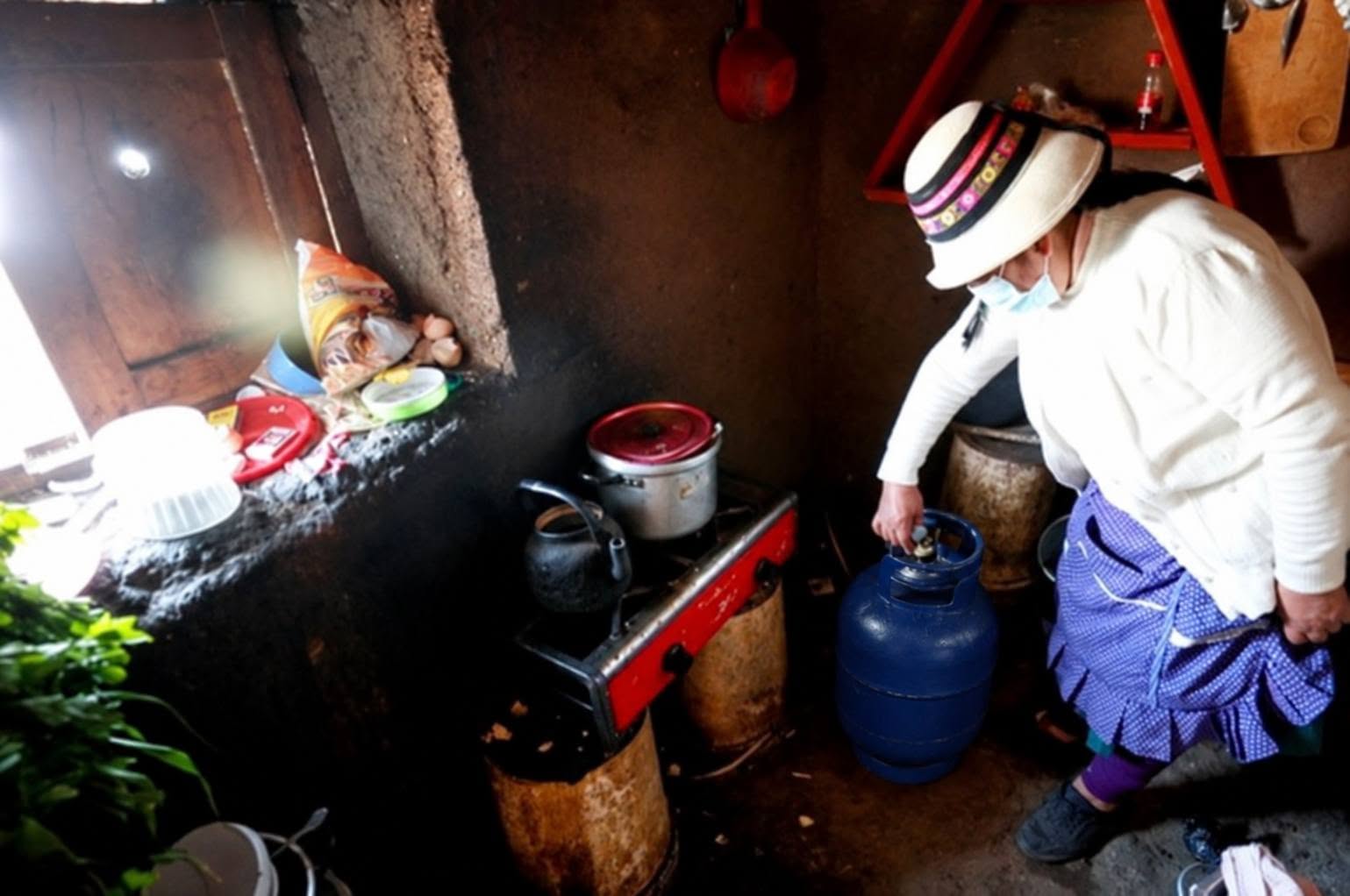 Más de 3 millones de hogares cocinan con leña: el reto de llevar energía limpia a más peruanos